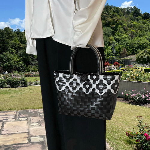 ppバンドの かごバッグ 水に強くて丈夫 小さめS サイズ 黒白花柄 大人