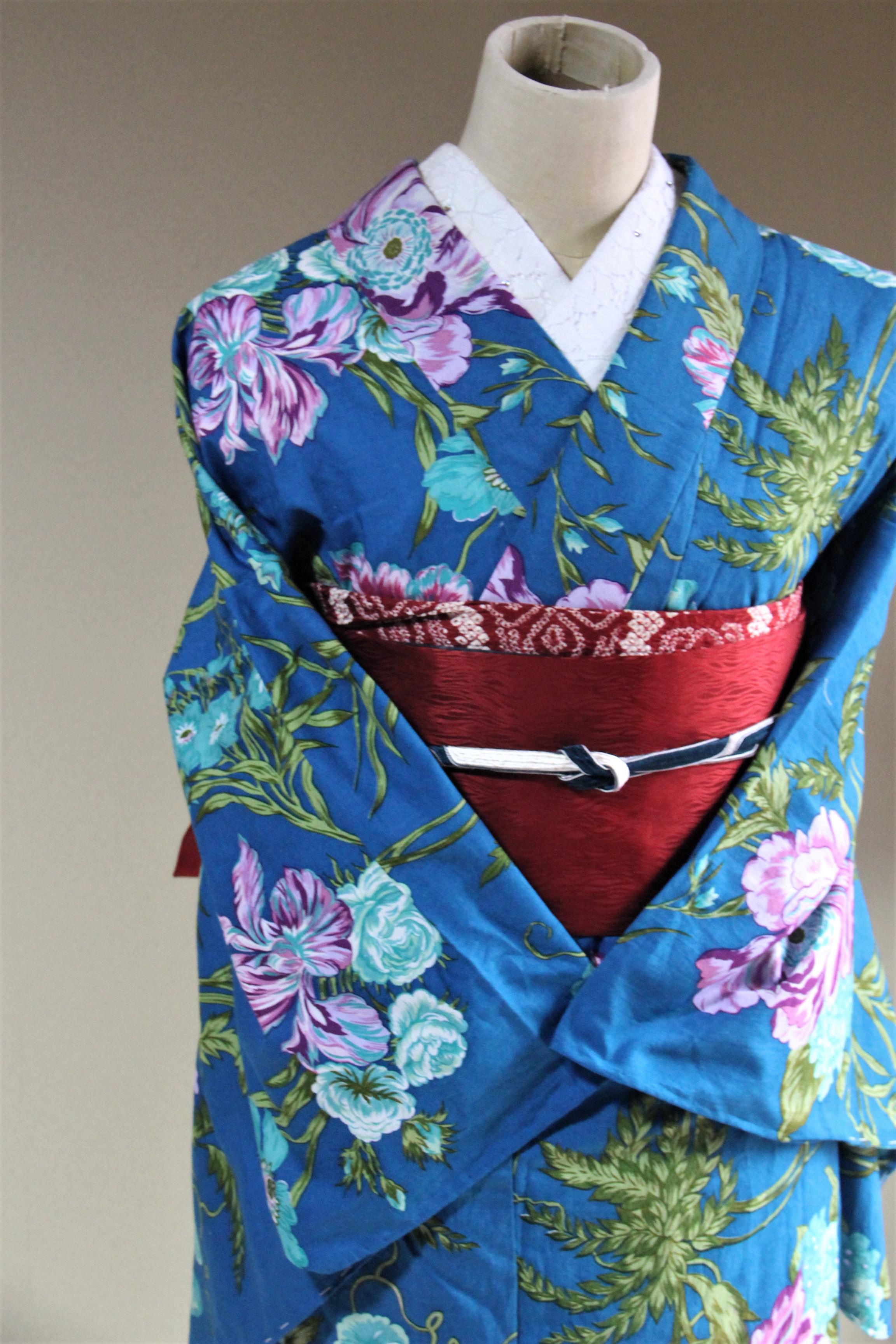 M3905★ 着物淡雪 ★ 注染浴衣 ★ 裄長 本染め　浴衣　未使用品　花模様 藍染注染浴衣 濃紺+朱 流水に浮かぶ紅葉と花々が麗しく涼やかな