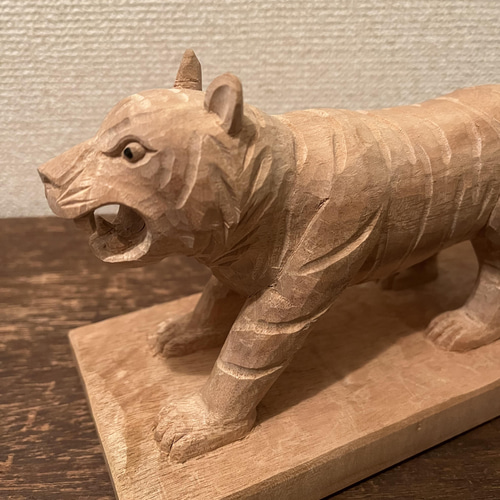 オブジェ トラ 木彫り 虎 激しい オブジェ トラ 木彫り 虎 激しい