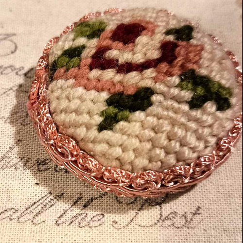 プチホワン（ニードルポイント）野ばらのピンクッション付針休め