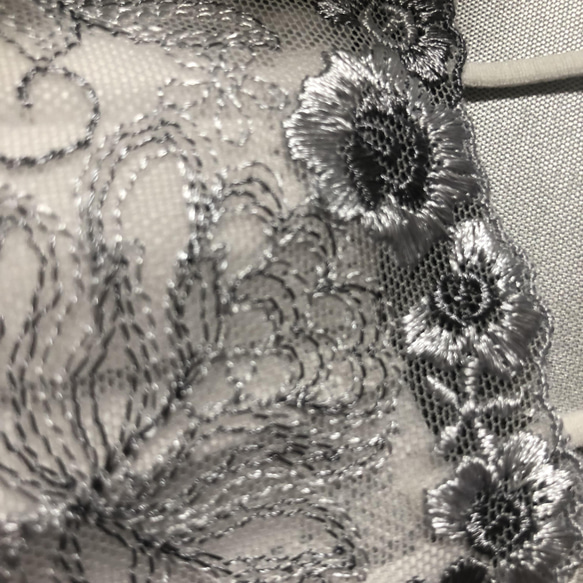 261 不織布マスクカバー　シルバーグレー刺繍チュールレース　肌面✨シルク 5枚目の画像