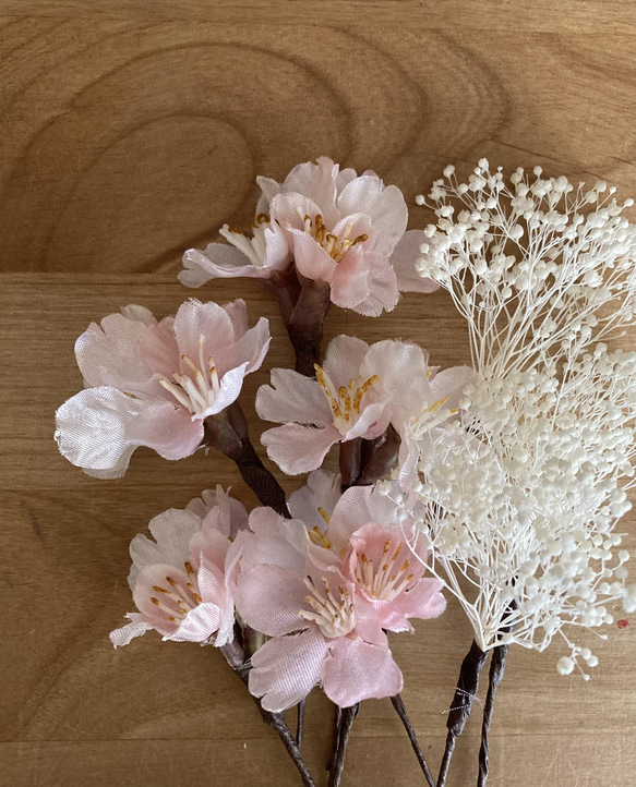ほんのりピンクの桜とかすみ草プリザのヘッドコサージュ 3枚目の画像