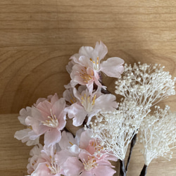 ほんのりピンクの桜とかすみ草プリザのヘッドコサージュ 4枚目の画像