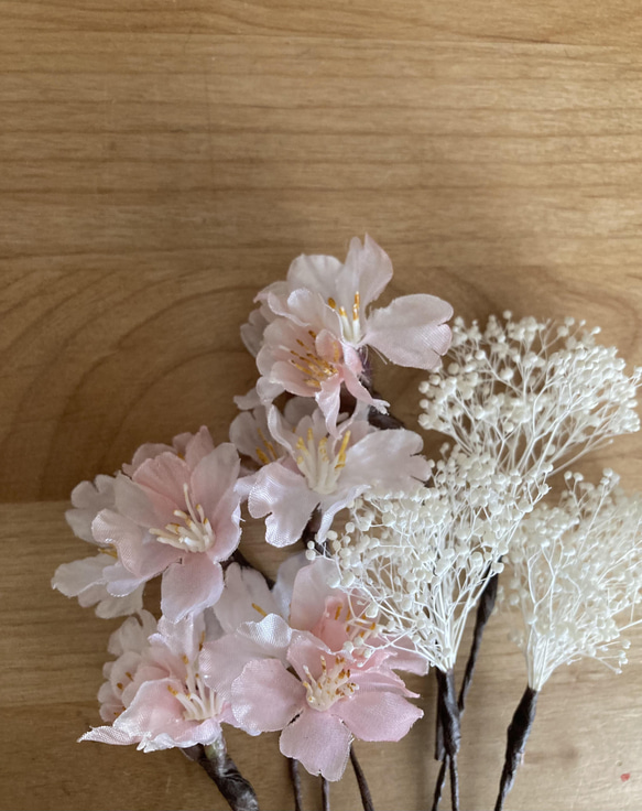 ほんのりピンクの桜とかすみ草プリザのヘッドコサージュ 4枚目の画像