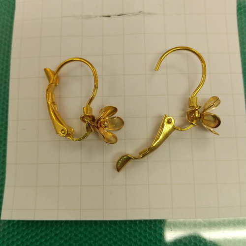 金属の花のゴールドジャーマンフックピアス 1.8×2×0.8cm ピアス
