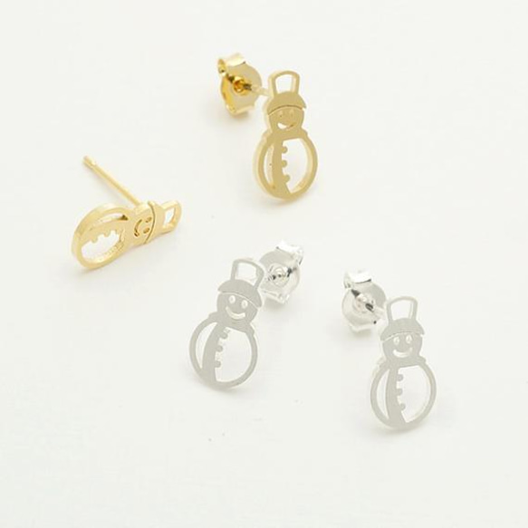 【2個入り(1ペア)】雪だるまシルエットピアス、雪の結晶、王女、冬、クリスマス、イヤーカフ、2色選択可/E114-OP 1枚目の画像