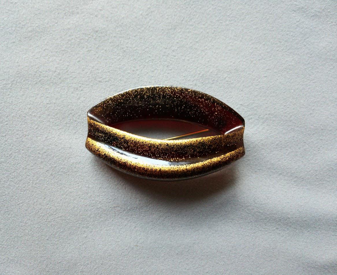 ブローチ「ライン」　琥珀