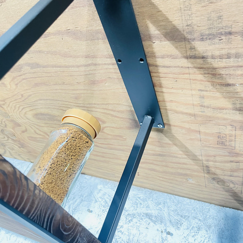 アイアン吊り棚 杉無垢材 ダイニングキッチンの天井に 棚・シェルフ