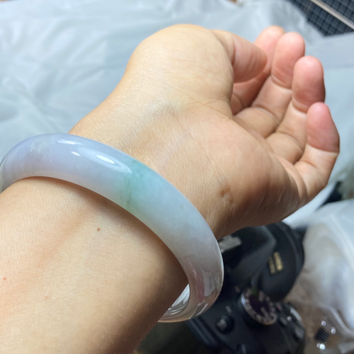 春彩ラベンダー翡翠バングル　56.5ミリ　A貨　鑑定書付き高透過度　ミャンマー産 春彩ラベンダー翡翠バングル56.5ミリA貨鑑定書付き高透過度