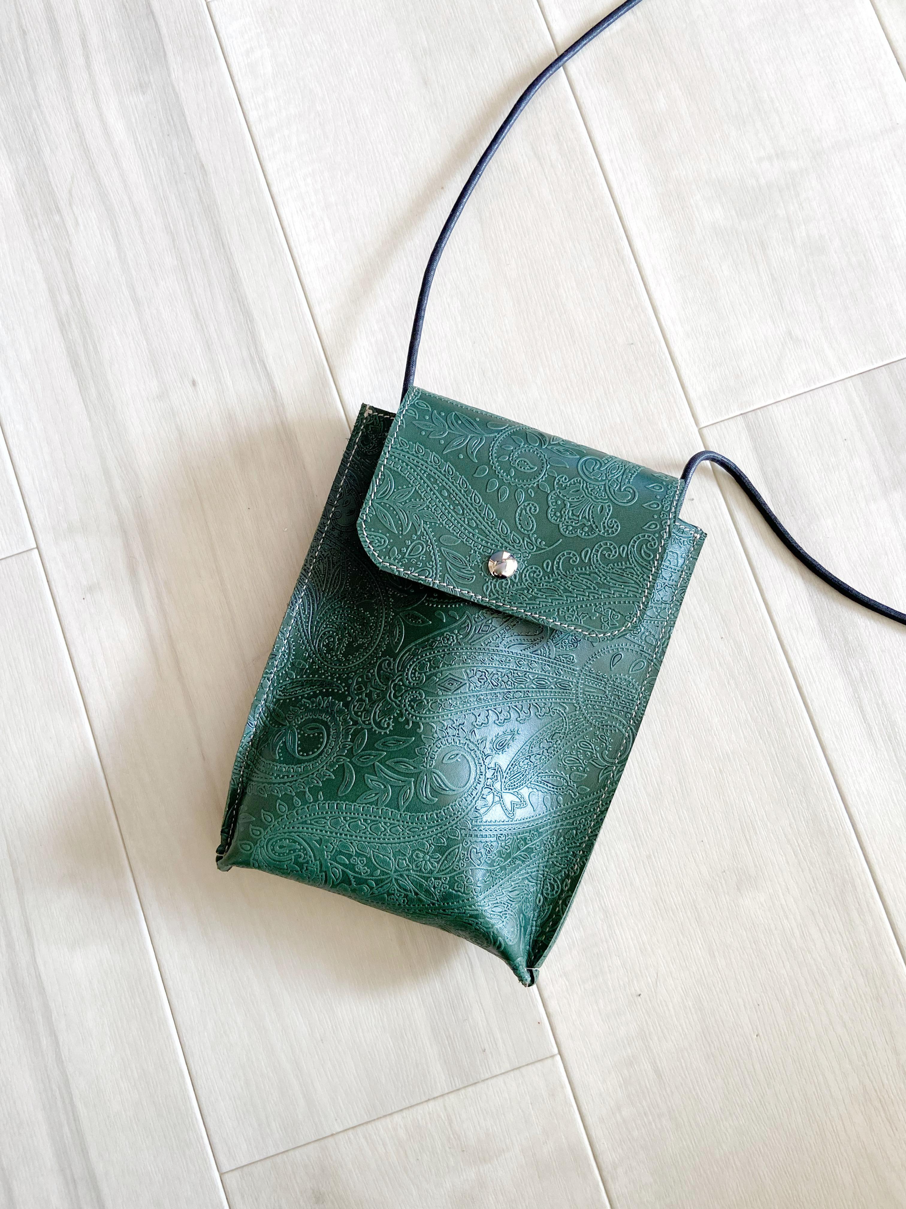 ゆったりサイズ スマホ フラップバッグ ポシェット 姫路革 ペイズリー 深緑