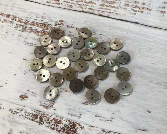 【再再販】お買い得 ◆ 30ヶ入 ◆ シェルボタン(黒蝶貝) ◆ 2穴 ◆ 皿型 ◆ 11.3mm ◆ B-No,002 1枚目の画像