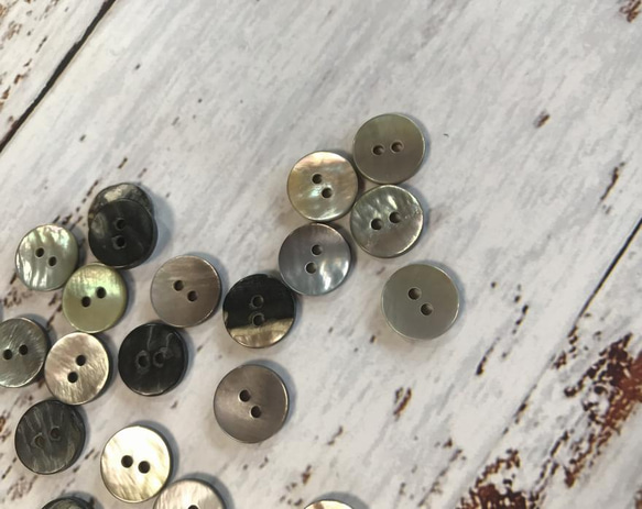 【再再販】お買い得 ◆ 30ヶ入 ◆ シェルボタン(黒蝶貝) ◆ 2穴 ◆ 皿型 ◆ 11.3mm ◆ B-No,002 6枚目の画像