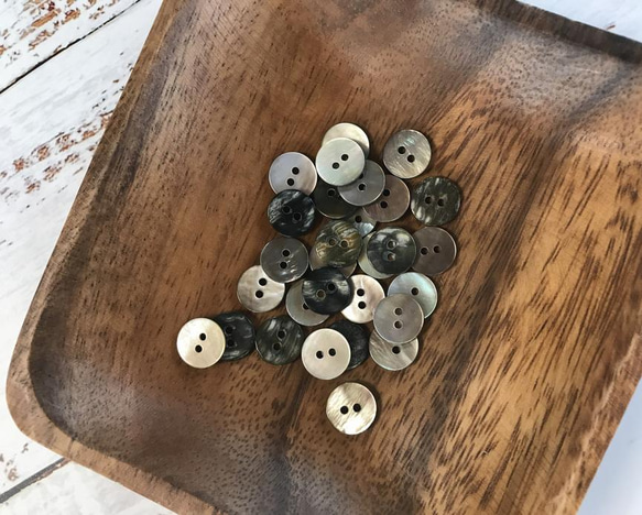 【再再販】お買い得 ◆ 30ヶ入 ◆ シェルボタン(黒蝶貝) ◆ 2穴 ◆ 皿型 ◆ 11.3mm ◆ B-No,002 7枚目の画像