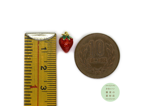 【再販】真鍮製・真っ赤ないちごの小さめ立体エナメルチャーム（ゴールド/18金メッキ）#CE-0161 3枚目の画像