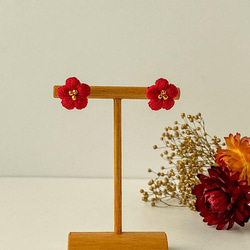 刺繍糸で編んだ梅の花一粒ピアス／イヤリング 4枚目の画像