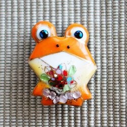 花を持ったカエルの七宝焼ブローチ【受注制作】 1枚目の画像