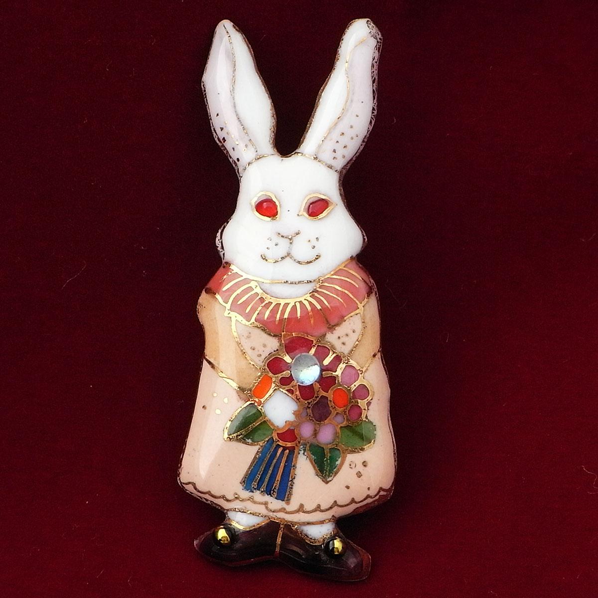 ピンクのドレス＆花束のうさぎの七宝焼ブローチ【受注制作】