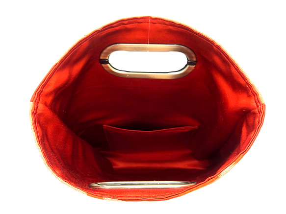 クラッチバッグ  くり抜きハンドル付(メタル） 正絹　袋帯　鶴紋様　(朱赤金系・朱赤色)　 7枚目の画像
