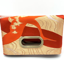 クラッチバッグ  くり抜きハンドル付(メタル） 正絹　袋帯　鶴紋様　(朱赤金系・朱赤色)　 2枚目の画像