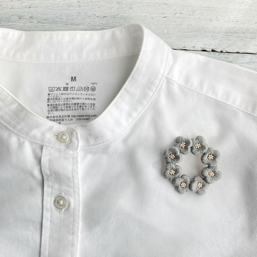 〚ニル〛刺繍ブローチ　３点 受注制作］クリスマスツリーの刺繍ブローチ（silver） | iichi