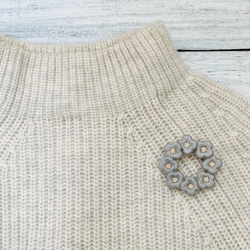 パールのような輝き》花のリース 刺繍ブローチ ブローチ myou