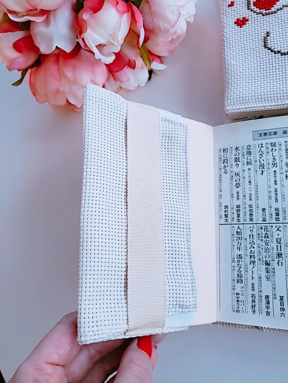 【再販♡】ｲﾆｼｬﾙ手刺繍 ブックカバー( 聖書・讃美歌、新書、単行本、手帳、テキスト等サイズ変更無料 4枚目の画像