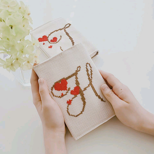 再販♡】ｲﾆｼｬﾙ手刺繍 ブックカバー( 聖書・讃美歌、新書、単行本