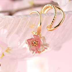桜の花のイヤーカフ 1枚目の画像