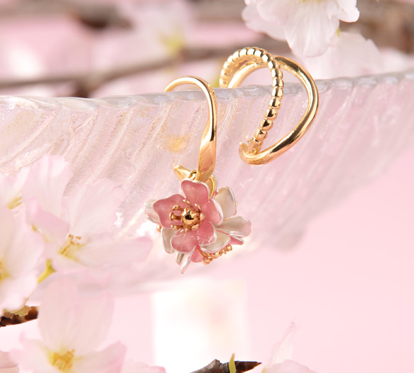 桜の花のイヤーカフ 3枚目の画像