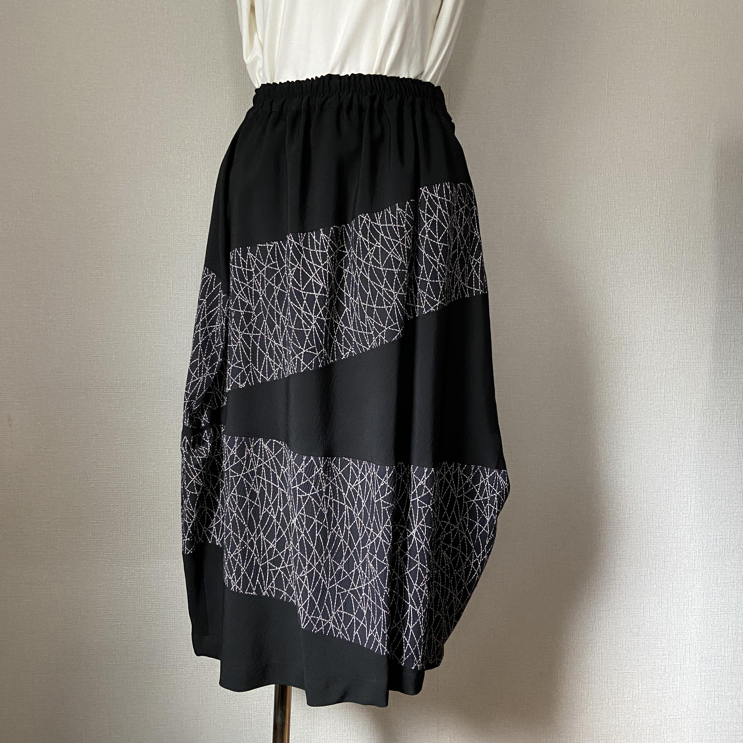 着物リメイク　スカート　左右非対称　黒　柄　ブラック