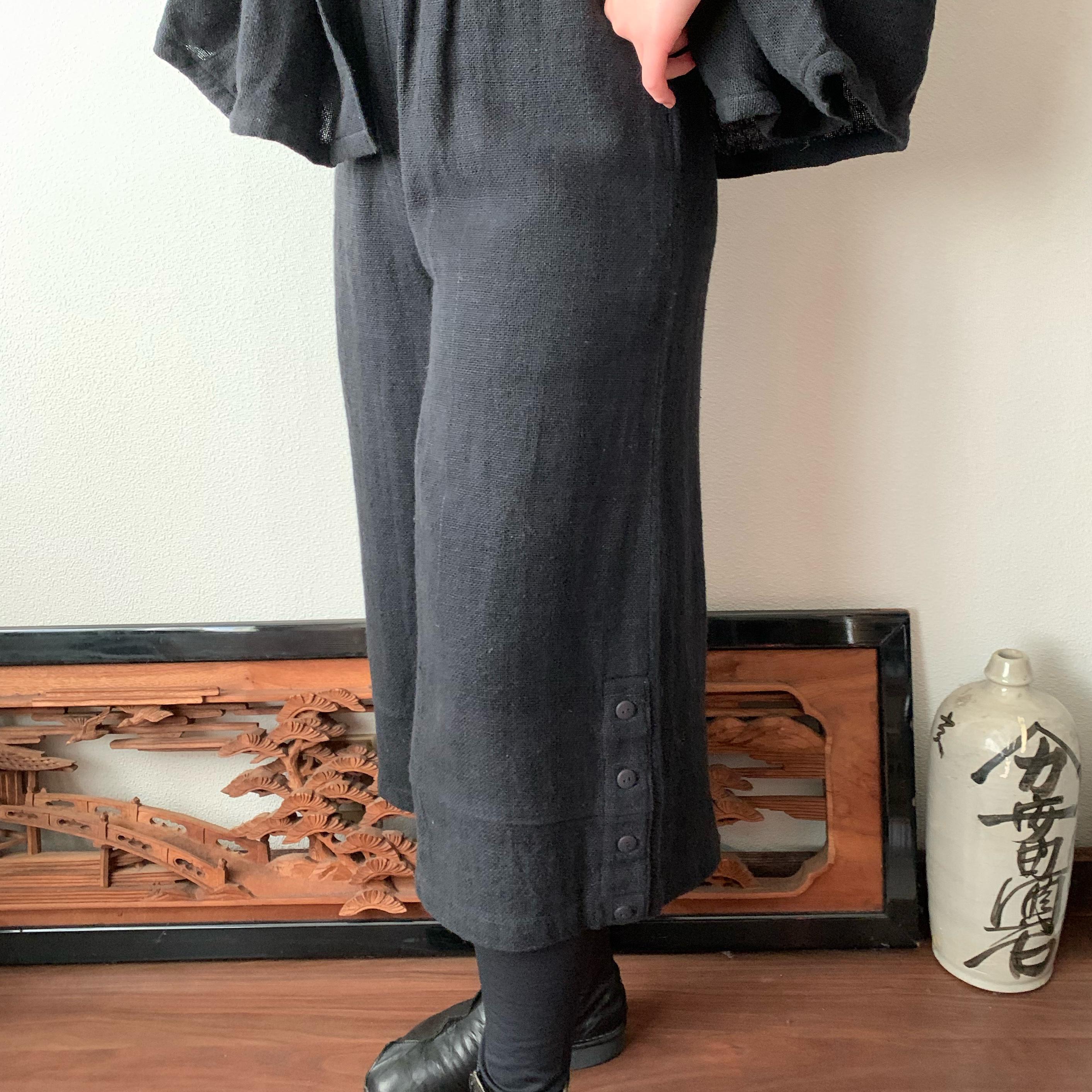 生地厚め手織り綿裾ワイドのガウチョ　すとんと落ちるシンプルラインで体型もすっきり、でも裾横ボタンで遊んでます　黒無地