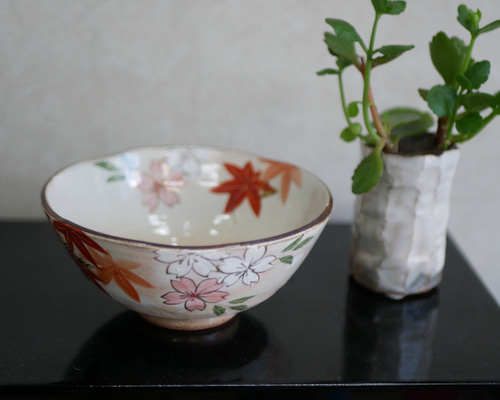 B202b  「雲錦流水 茶碗」京泉作　共布共箱　京東山　日吉窯　桜・紅葉・流水 B202b 「雲錦流水 茶碗」京泉作 共布共箱 京東山 日吉窯 桜・紅葉・