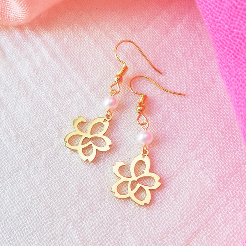 ラブリー♪ハンドメイドピアス(イヤリング)no.415 ひらがな “さくら” 桜 文字絵 ピアス (イヤリング金具、サージカル