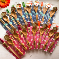 お名前入りお箸・スプーンセット☆ ウッドバーニング 名入れ 木製 ギフト 出産祝い 卒園 卒業 入学 2枚目の画像