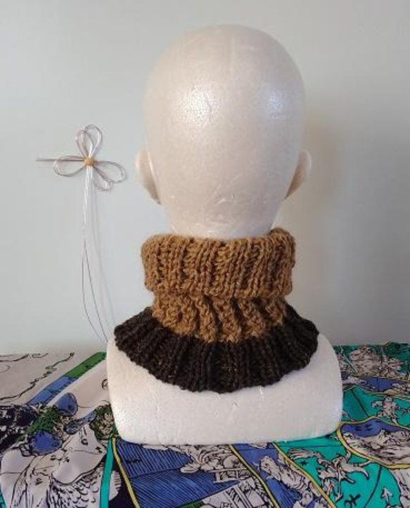 敬老の日のプレゼントに如何ですか～～！　棒針編みで見せかけの交差編みをしてざっくり編んだ、ネックウォーマー～～！！ 4枚目の画像
