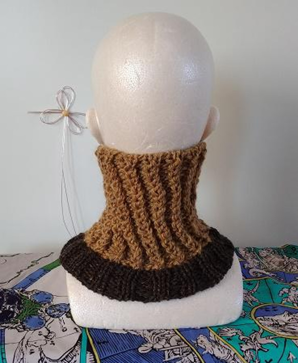 敬老の日のプレゼントに如何ですか～～！　棒針編みで見せかけの交差編みをしてざっくり編んだ、ネックウォーマー～～！！ 2枚目の画像