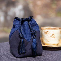 小ぶりなシープスエードと織物のコンビ巾着　紺 1枚目の画像