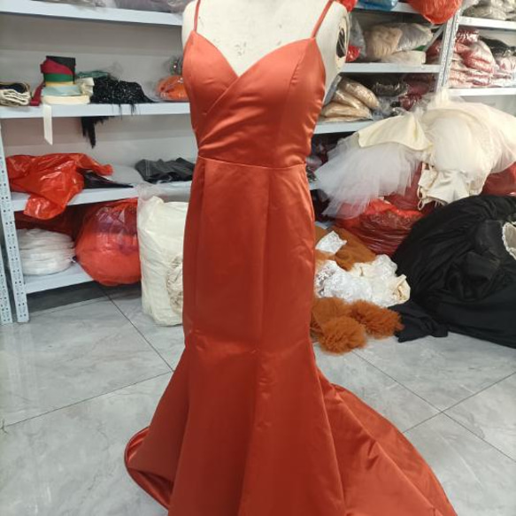 彩色連衣裙 赤土色 露背秀 人魚線 V領連衣裙 二次元 第8張的照片