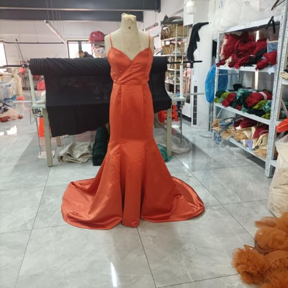彩色連衣裙 赤土色 露背秀 人魚線 V領連衣裙 二次元 第1張的照片