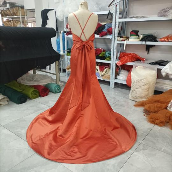 彩色連衣裙 赤土色 露背秀 人魚線 V領連衣裙 二次元 第5張的照片