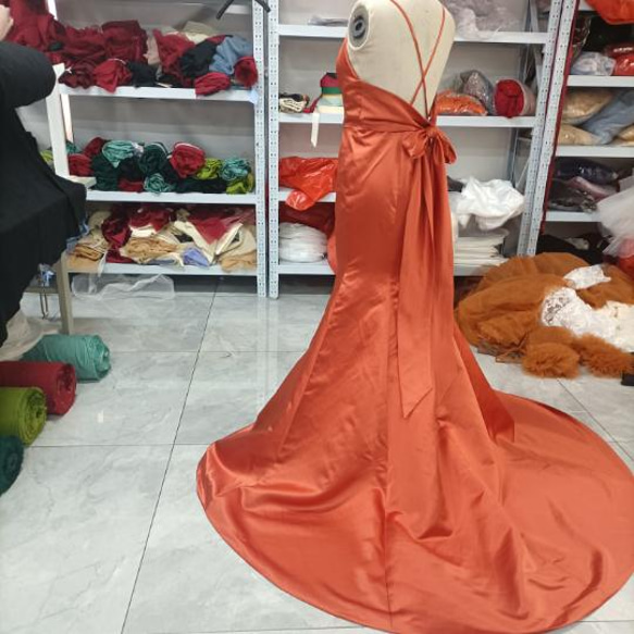 彩色連衣裙 赤土色 露背秀 人魚線 V領連衣裙 二次元 第6張的照片