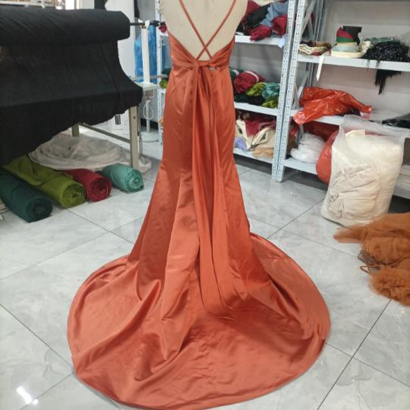 彩色連衣裙 赤土色 露背秀 人魚線 V領連衣裙 二次元 第9張的照片