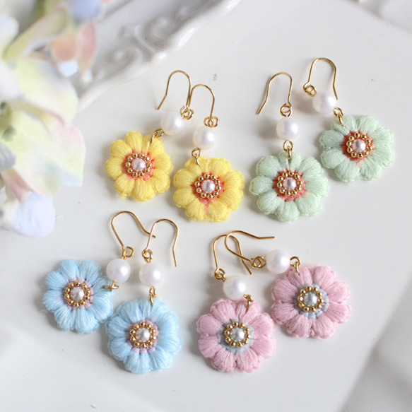 【リニューアル】刺繍デイジーゆらピアス/イヤリング【日本製】 P-3173　花/フラワー 1枚目の画像