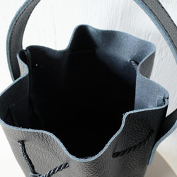 シュリンクレザー　レザーハンドル巾着バッグ　ブラック　Mサイズ　レザーハンドバッグ 5枚目の画像