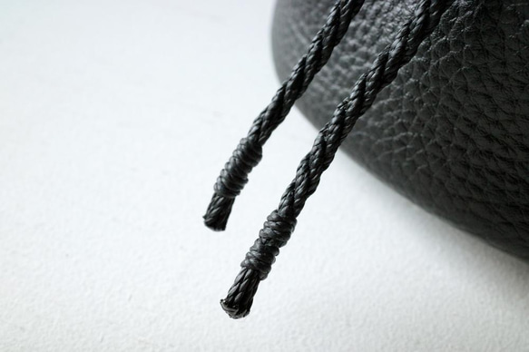 シュリンクレザー　レザーハンドル巾着バッグ　ブラック　Mサイズ　レザーハンドバッグ 7枚目の画像