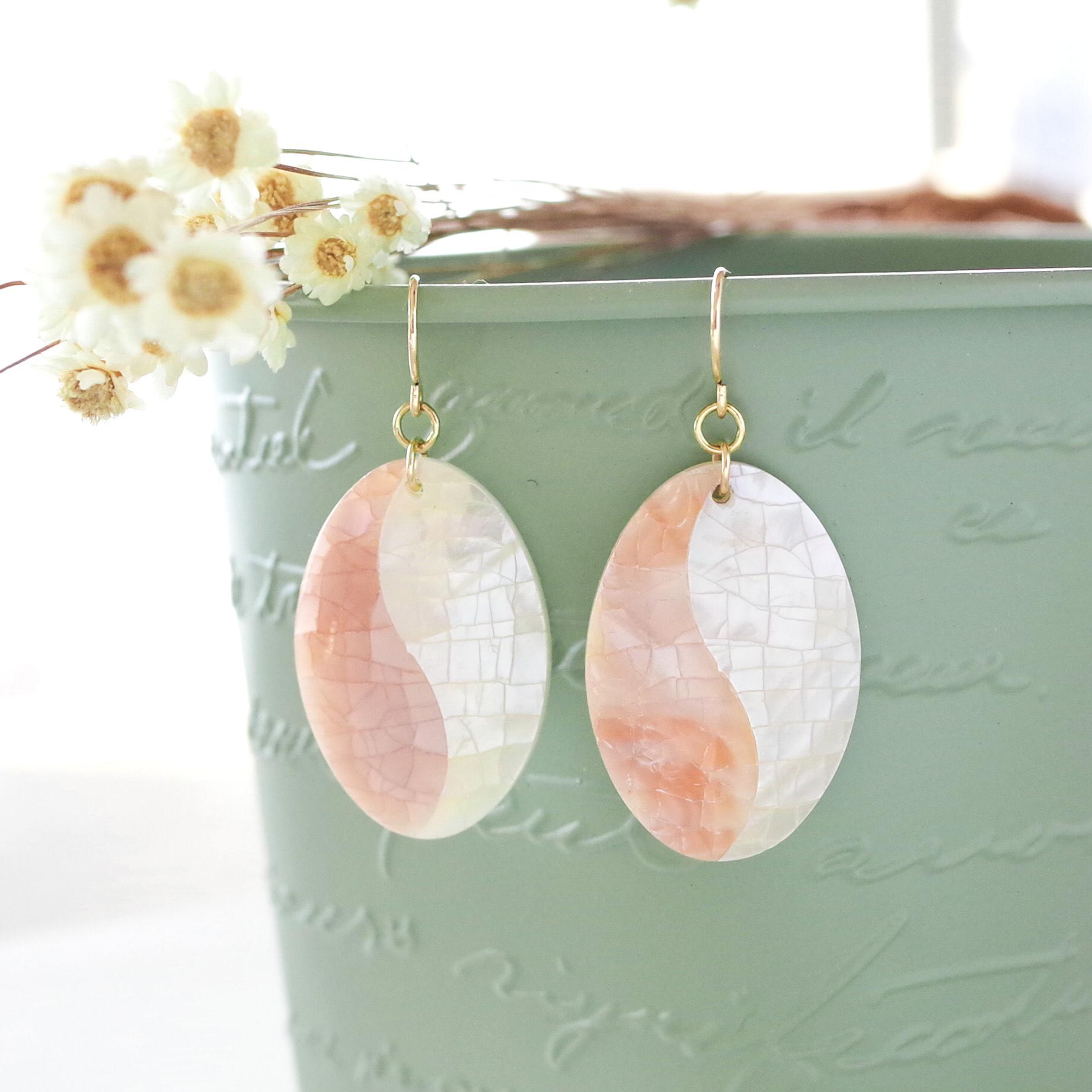 「春色！」ピンクとホワイトのクラックシェル　オーバルシェイプフックピアス(14kgf)