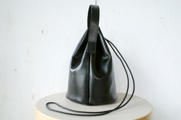 スムースレザー　レザーハンドル巾着バッグ　ブラック　Lサイズ　3way紐仕様 4枚目の画像