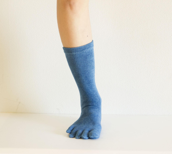 無農薬ヘンプ&コットン５本指靴下　（藍染め）　温活　22～24cm 1枚目の画像