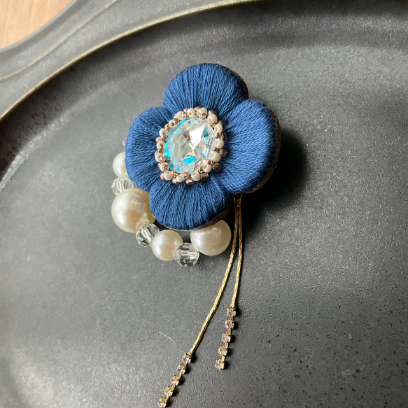 うっとり煌めくお花の 刺繍 ブローチ パールチャーム付き ロイヤル 