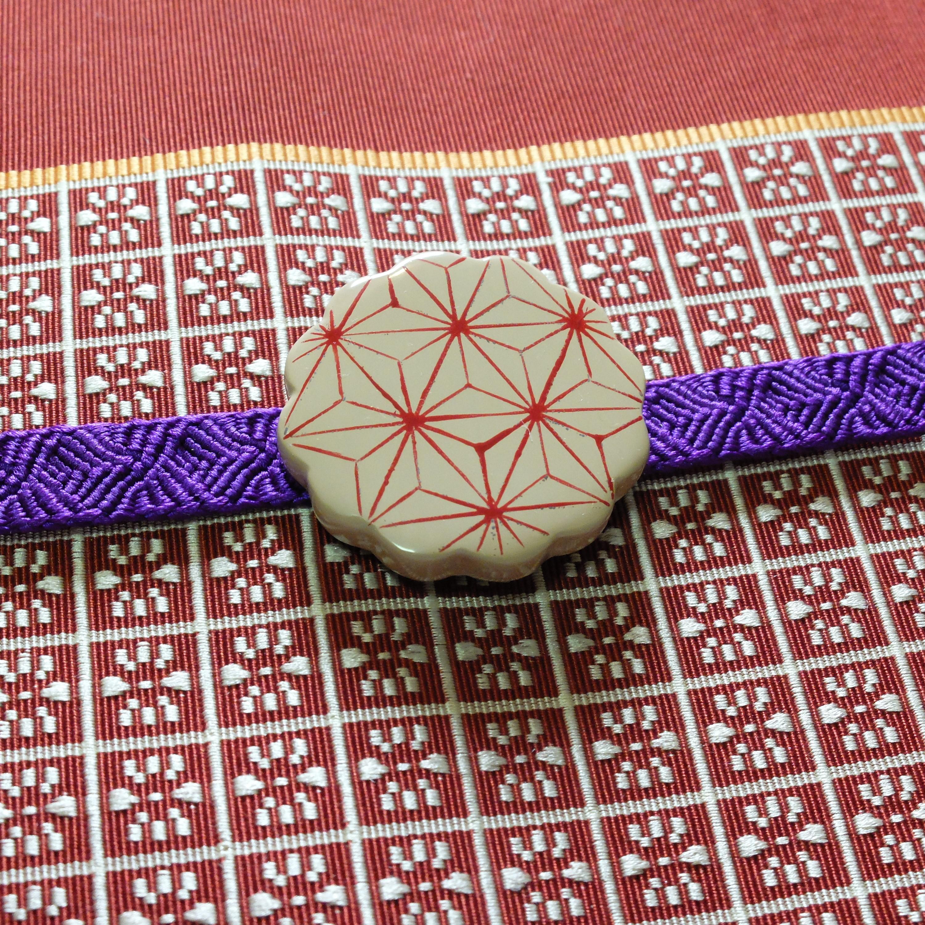 漆の帯留め/麻の葉柄(赤色)/ブローチに変更可